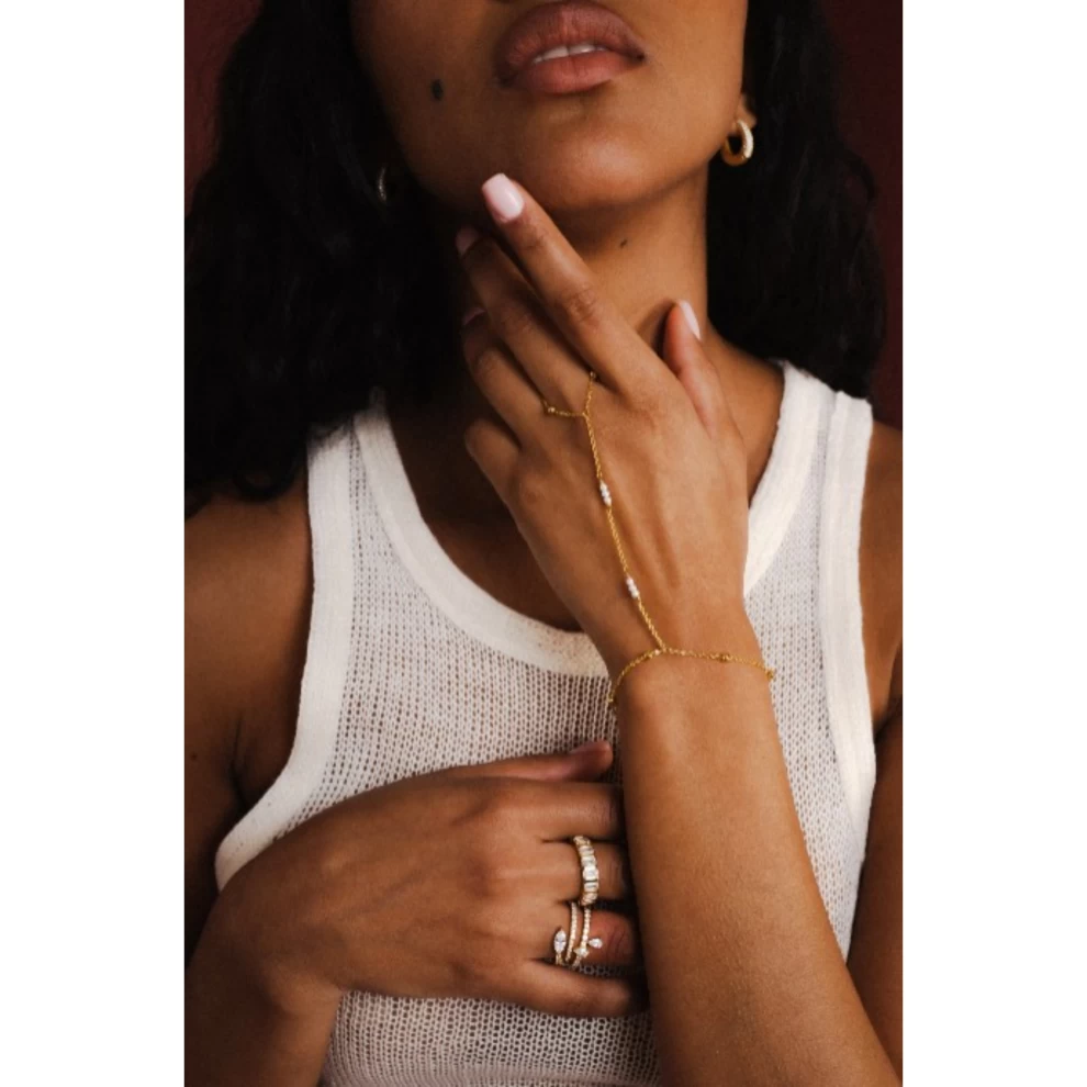     INDIA PEARL HAND CHAIN 