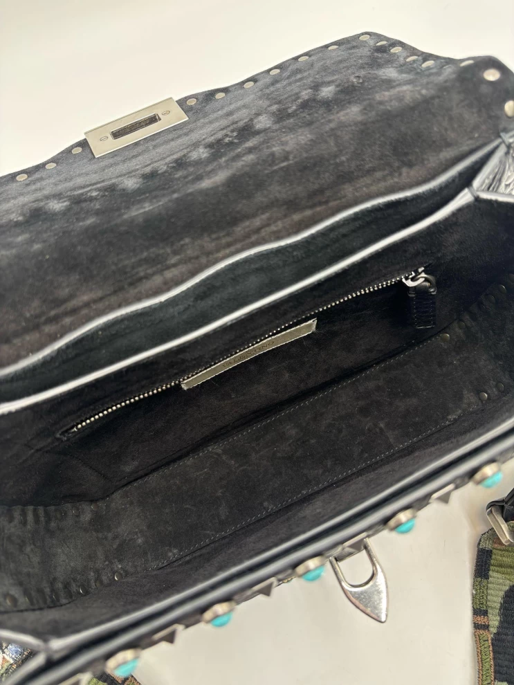     حقيبة كتف فالنتينو متوسطة الحجم من جلد العجل مزينة بخرز وأحجار الراين باللون الأسود 