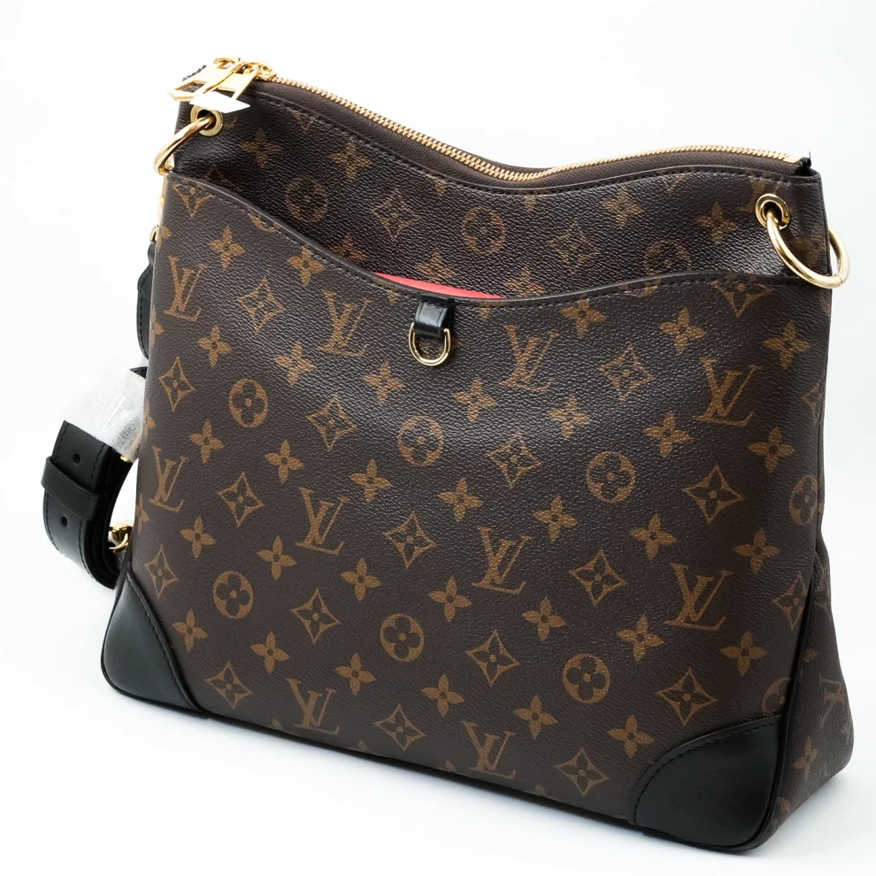     حقيبة لويس فيتون لوب هوبو من قماش مونوغرام وجلد أسود 