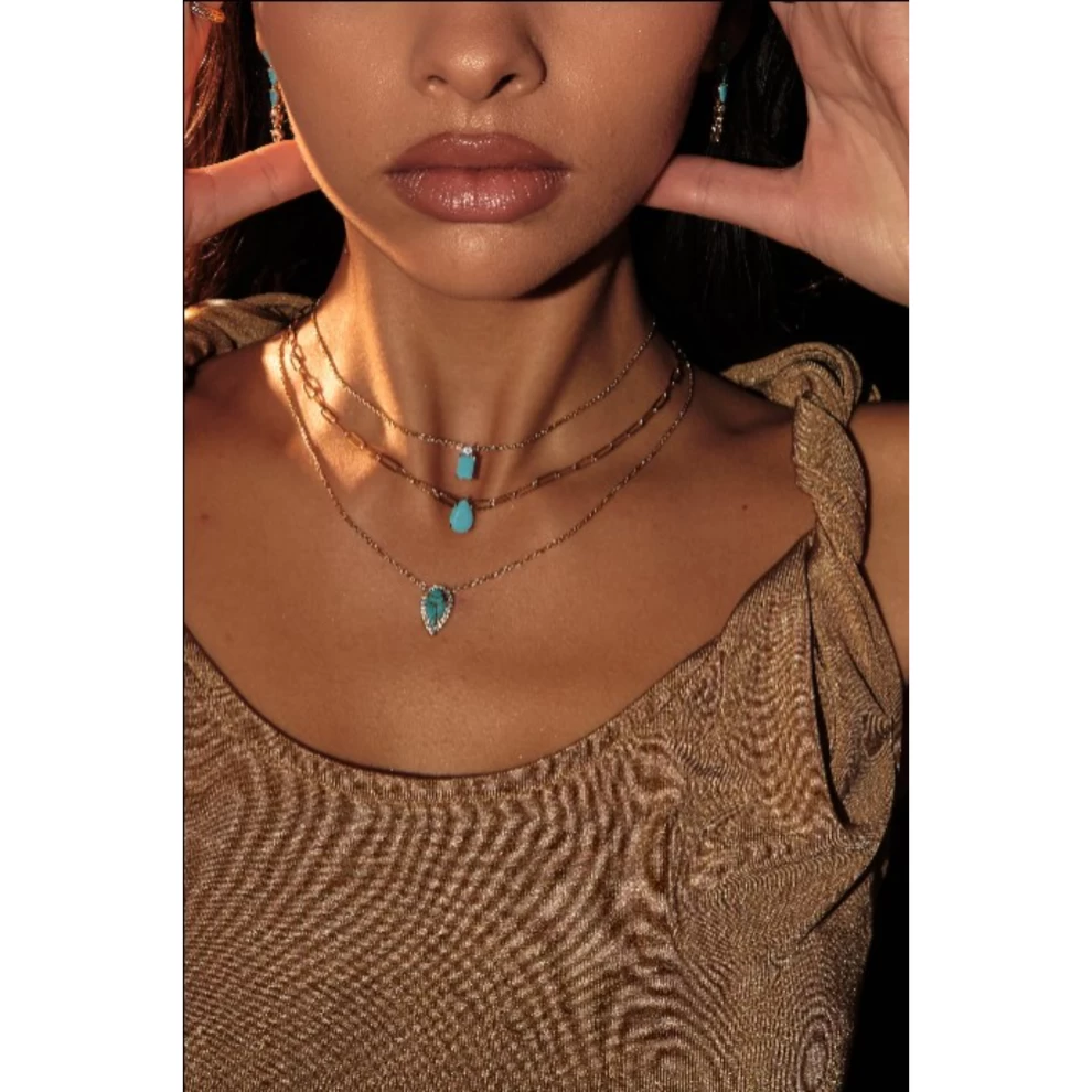     "قلادة من الفيروز الفارسي " 