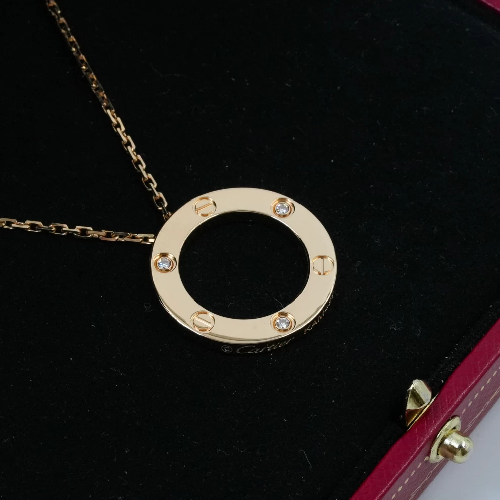     قلادة كارتييه لوف المرصعة بالألماس من الذهب 
