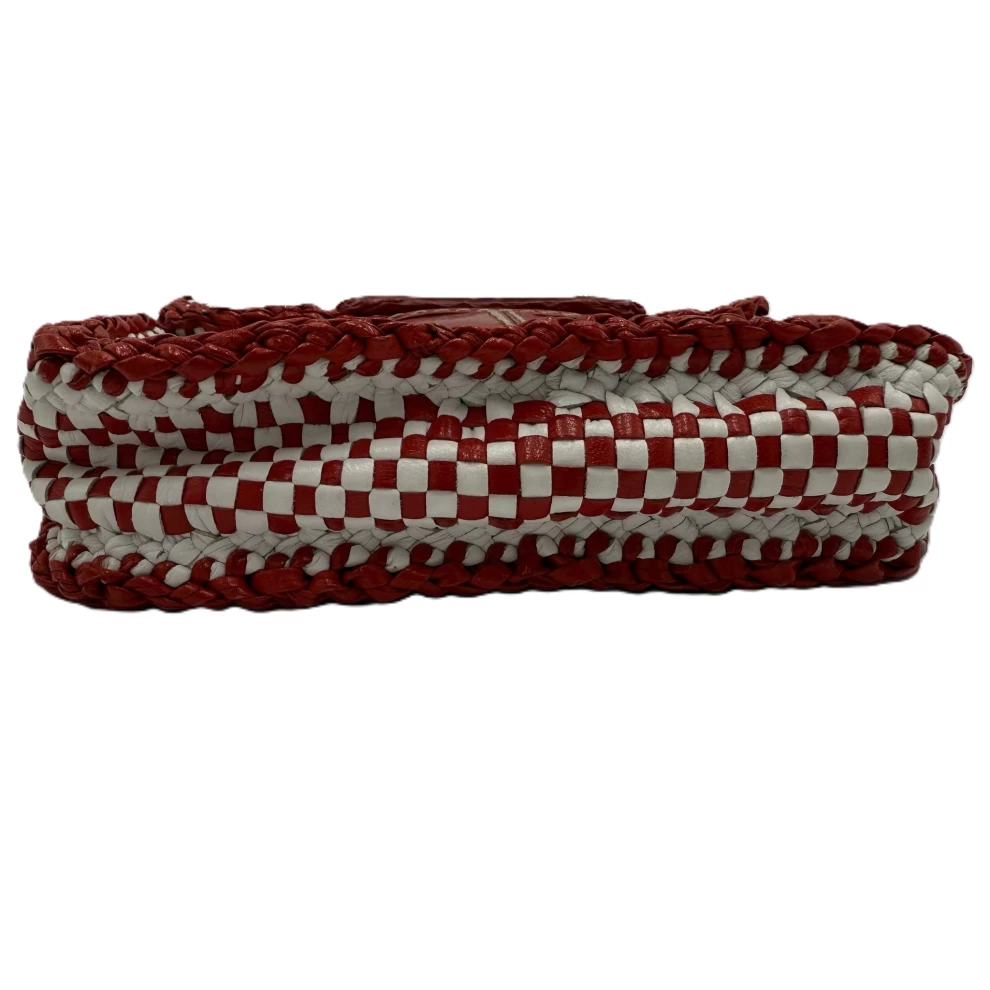     حقيبة كروس بودي برادا مادراس من الجلد باللونين الأبيض والأحمر 