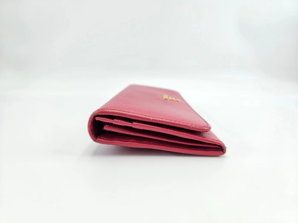     "محفظة كونتيننتال بشعار برادا " 