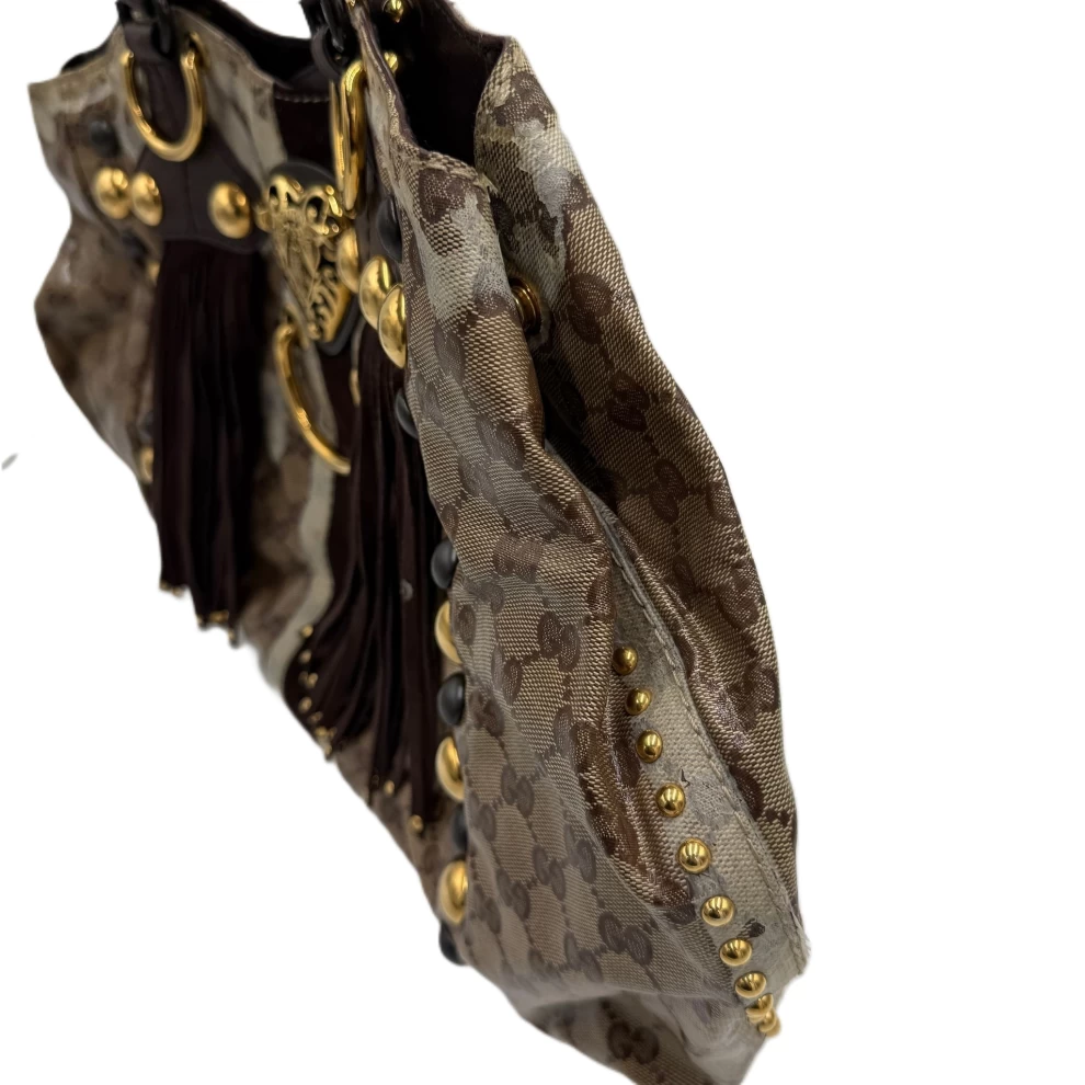     حقيبة توت بابوسكا من غوتشي بلون البيج الأبنوسي ونقشة الكريستال على شكل قلب 