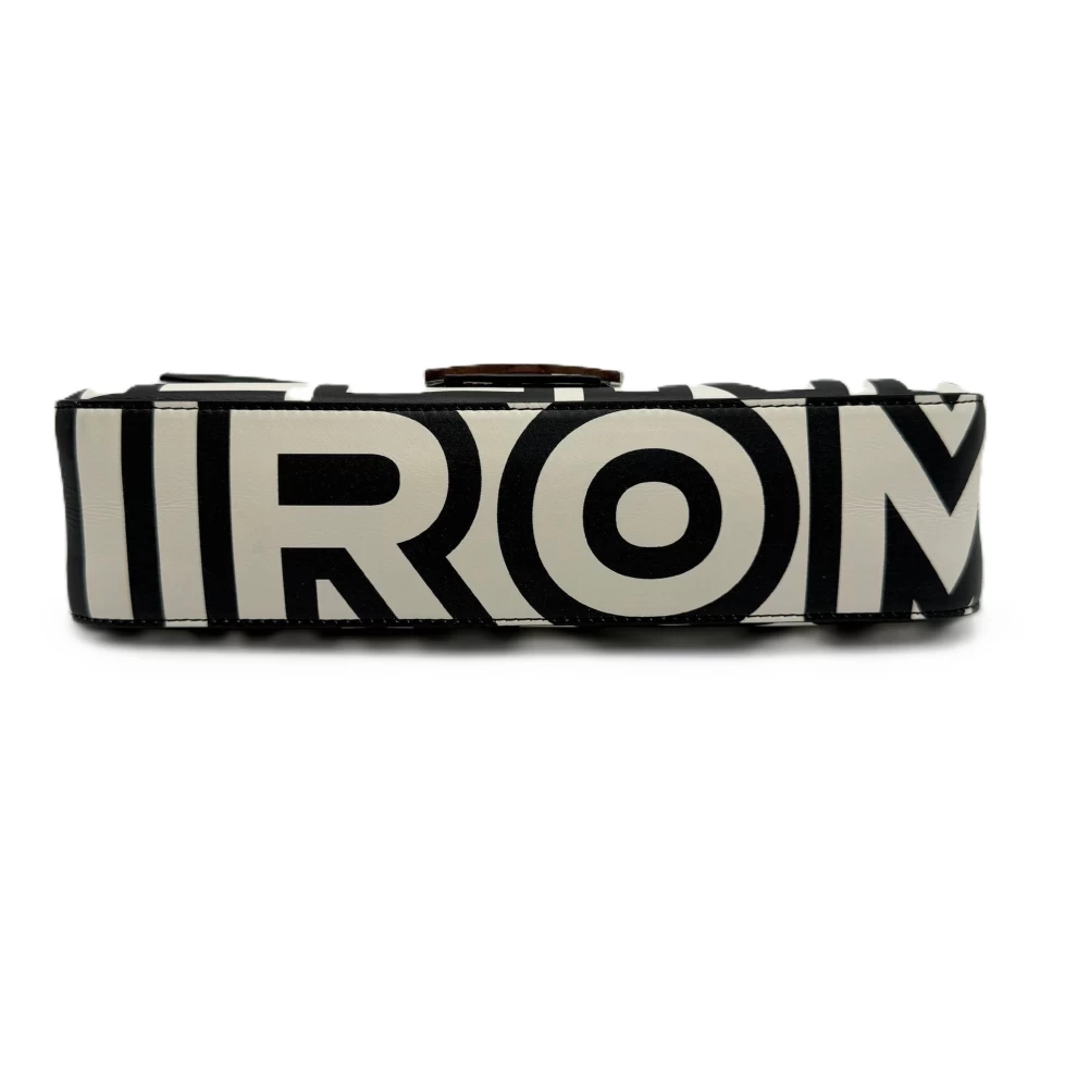     حقيبة كتف من قماش زوكا باغيت باللونين الأسود والأبيض من فندي ومارك جاكوبس 