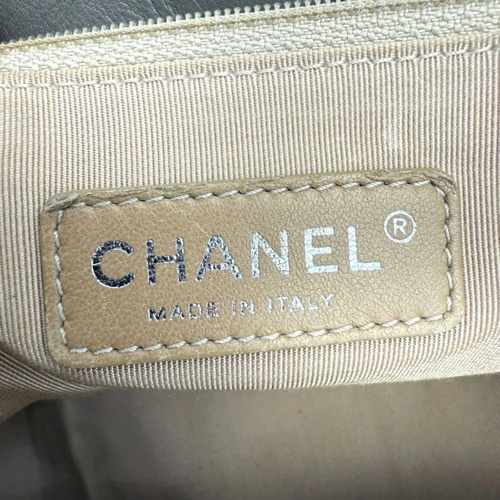     حقيبة كتف شانيل رمادية من الجلد الأكورديون مع إعادة إصدار 