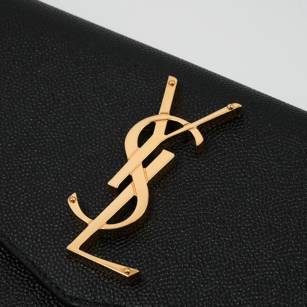     حقيبة كلاتش سان لوران كاساندر على شكل ظرف باللون الأسود من Grain de Poudre 