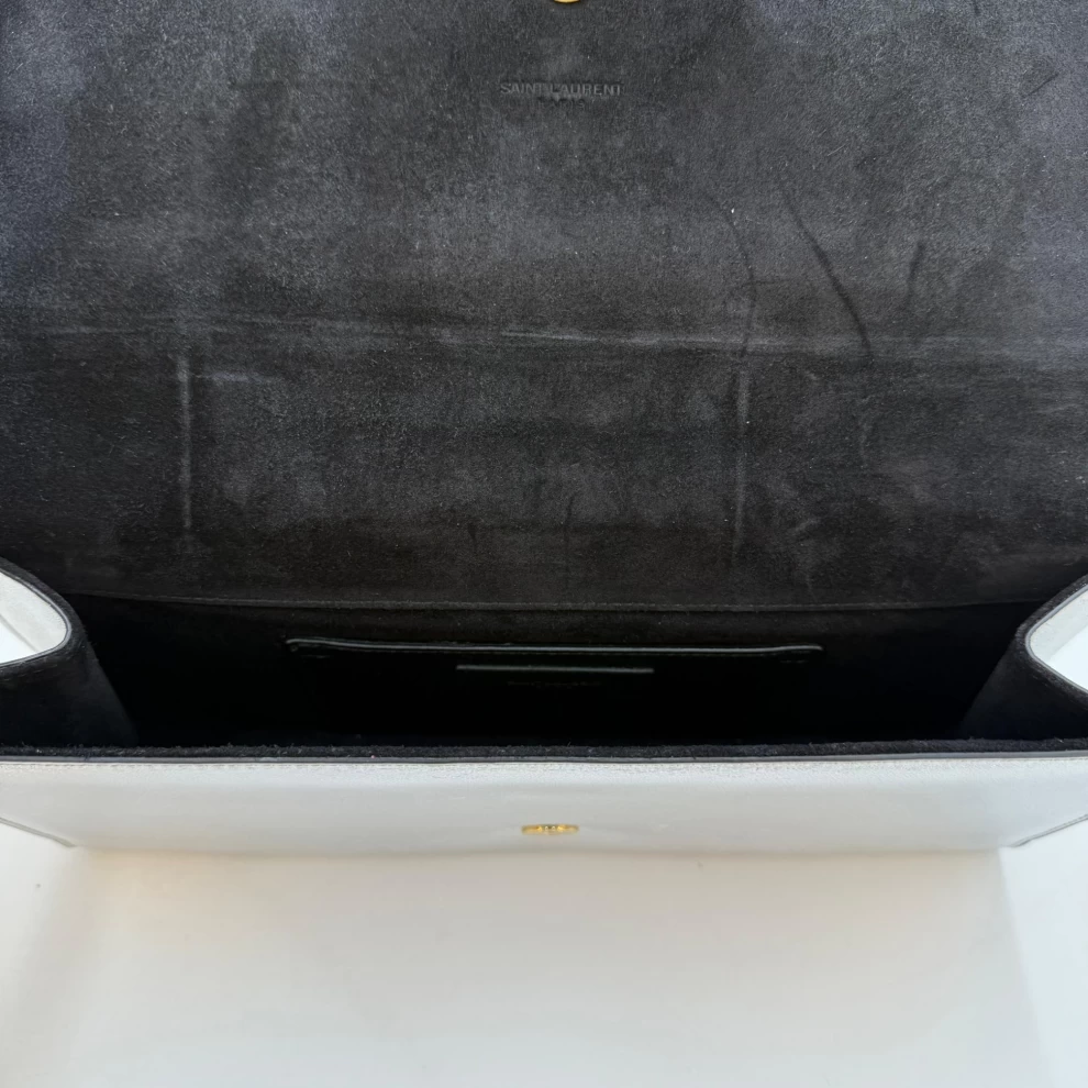     حقيبة كلاتش كيت من سان لوران، فضية معدنية، قابلة للطي 