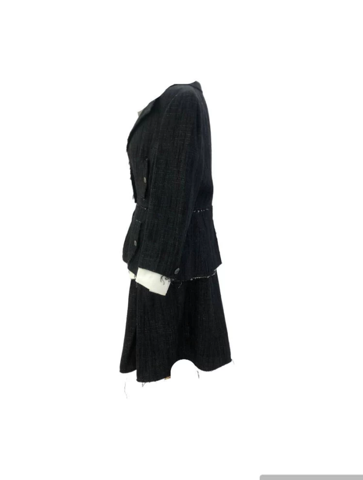     طقم جاكيت وتنورة من قماش تويد رمادي داكن من شانيل 