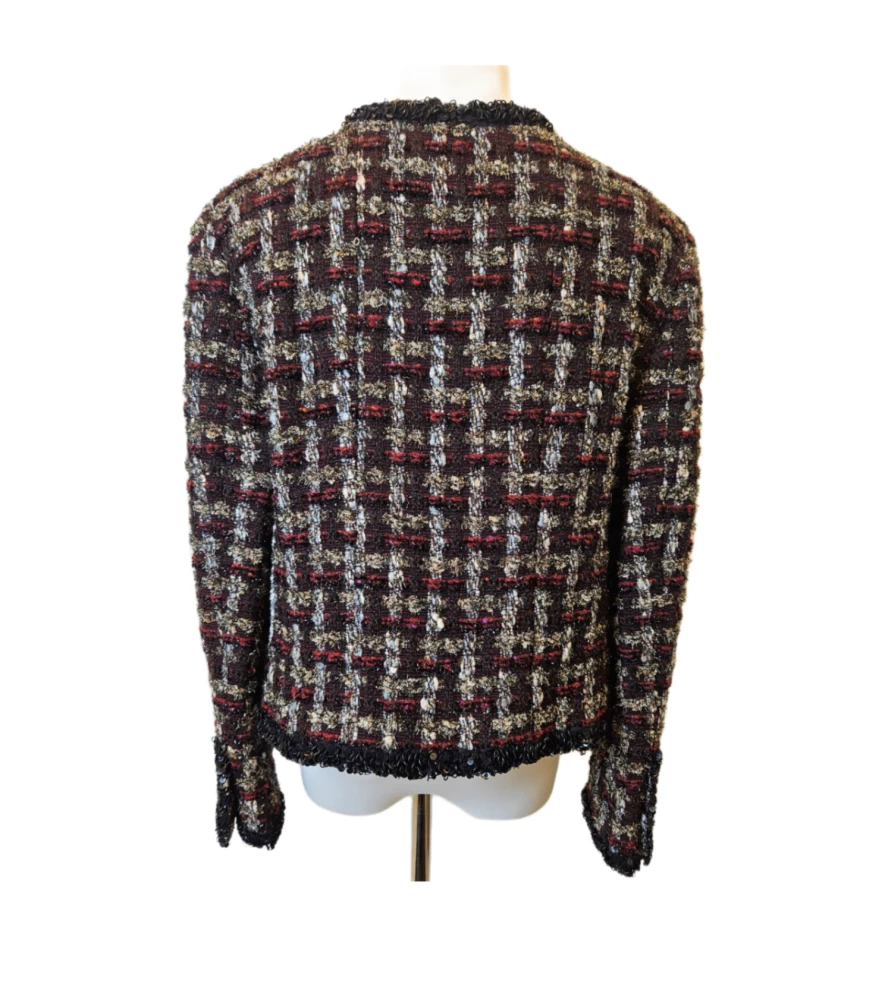    جاكيت شانيل خريف ٢٠٠٢ قصير من التويد مع حواف لامعة من الترتر، مقاس ٤٤ 