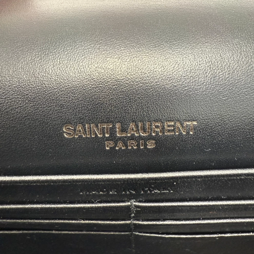     محفظة كيت من سان لوران بتصميم شرابة وسلسلة 