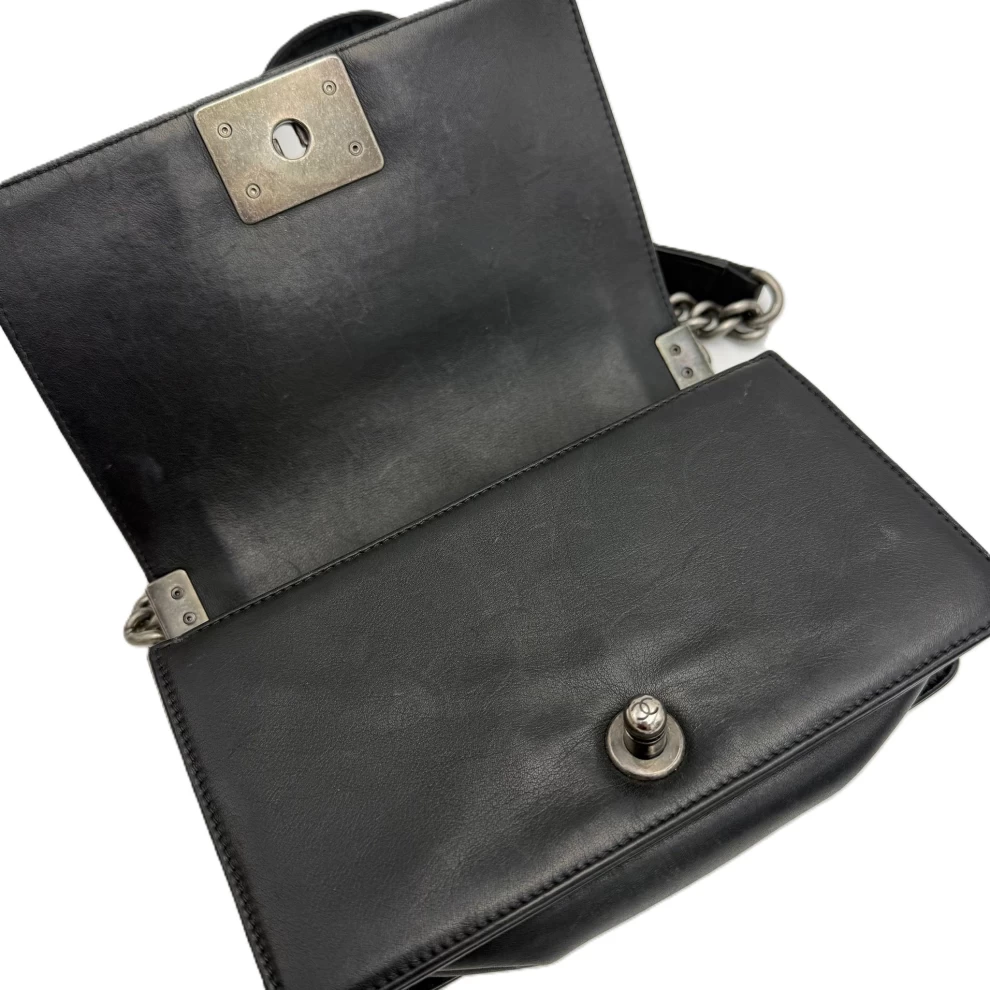     حقيبة كتف شانيل صغيرة من جلد الحمل، سوداء اللون، قابلة للطي، بتصميم مطوي 