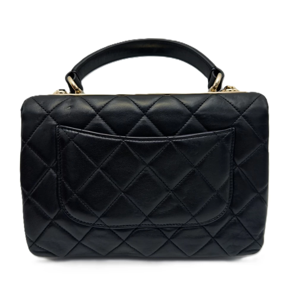     حقيبة شانيل صغيرة عصرية من الجلد المبطن باللون الأسود مع مقبض علوي قابل للطي وشعار CC 