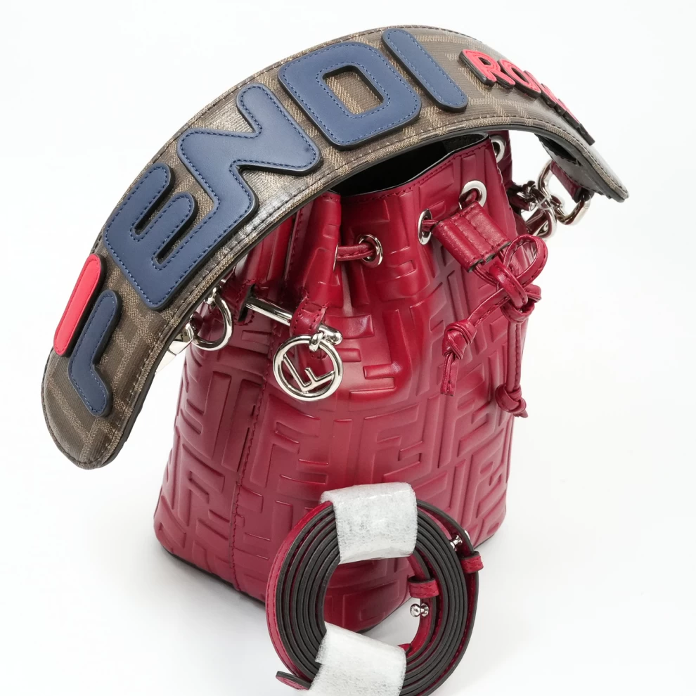     حقيبة فندي مون تريزور ميني باكيت من الجلد المنقوش بشعار FF باللون الأحمر 