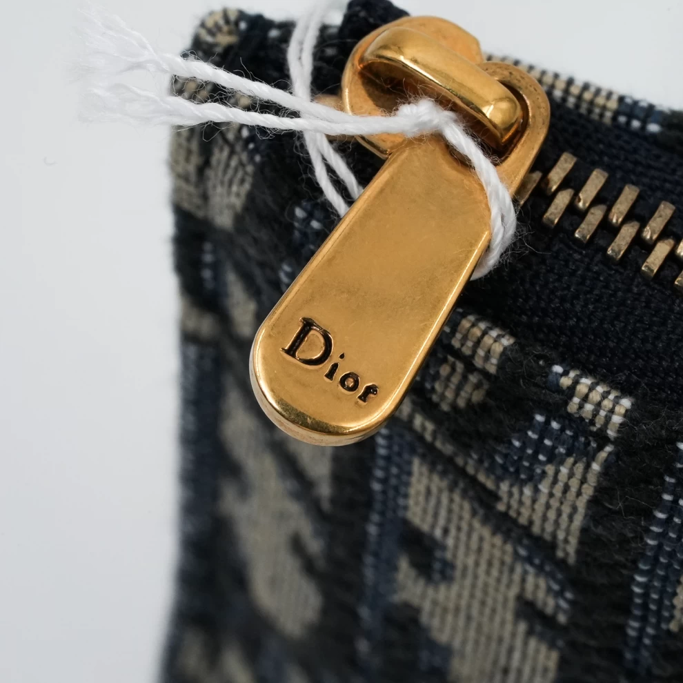     حامل بطاقات ديور أوبليك بسحاب: تصميم فاخر مدمج 