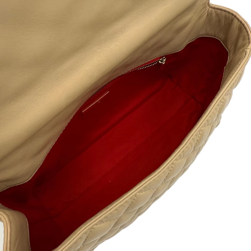     حقيبة كروس بودي من الجلد المبطن باللون الكريمي من كارولينا هيريرا 