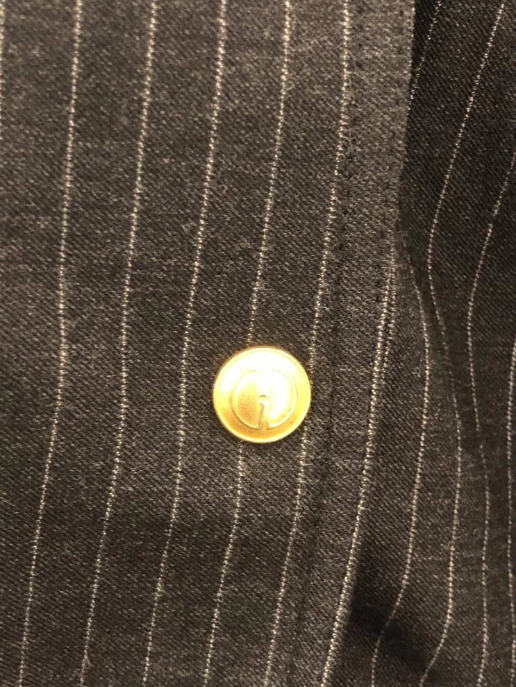     جاكيت وبنطال غوتشي المخطط 