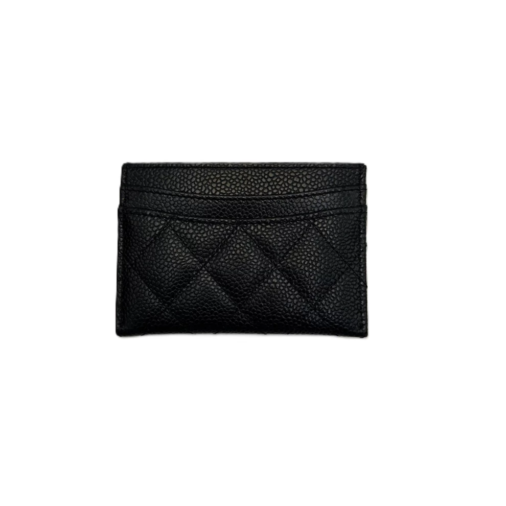     حامل بطاقات شانيل من الجلد المبطن باللون الأسود 