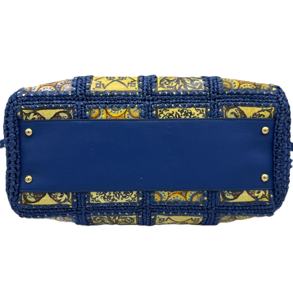     حقيبة دولتشي آند غابانا ميس سيسيلي كبيرة الحجم مصنوعة من جلد الرافي الأزرق ومقبض علوي من بلاط الماجوليكا 