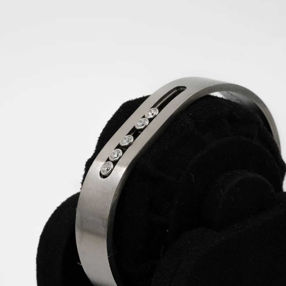     سوار ميسيكا الماسي: أناقة باريسية عصرية 