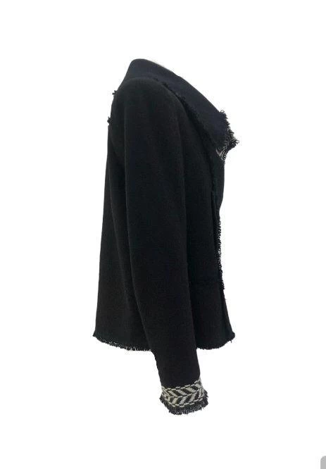     جاكيت سهرة شانيل فينتاج ٢٠٠٤ بنقشة شيفرون باللونين الأسود والأبيض 