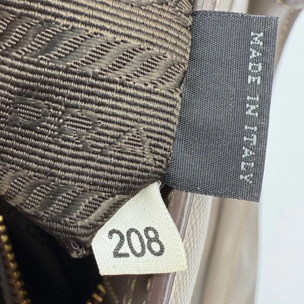     حقيبة برادا سافيانو لوكس جاليريا كبيرة من الجلد باللون البيج 