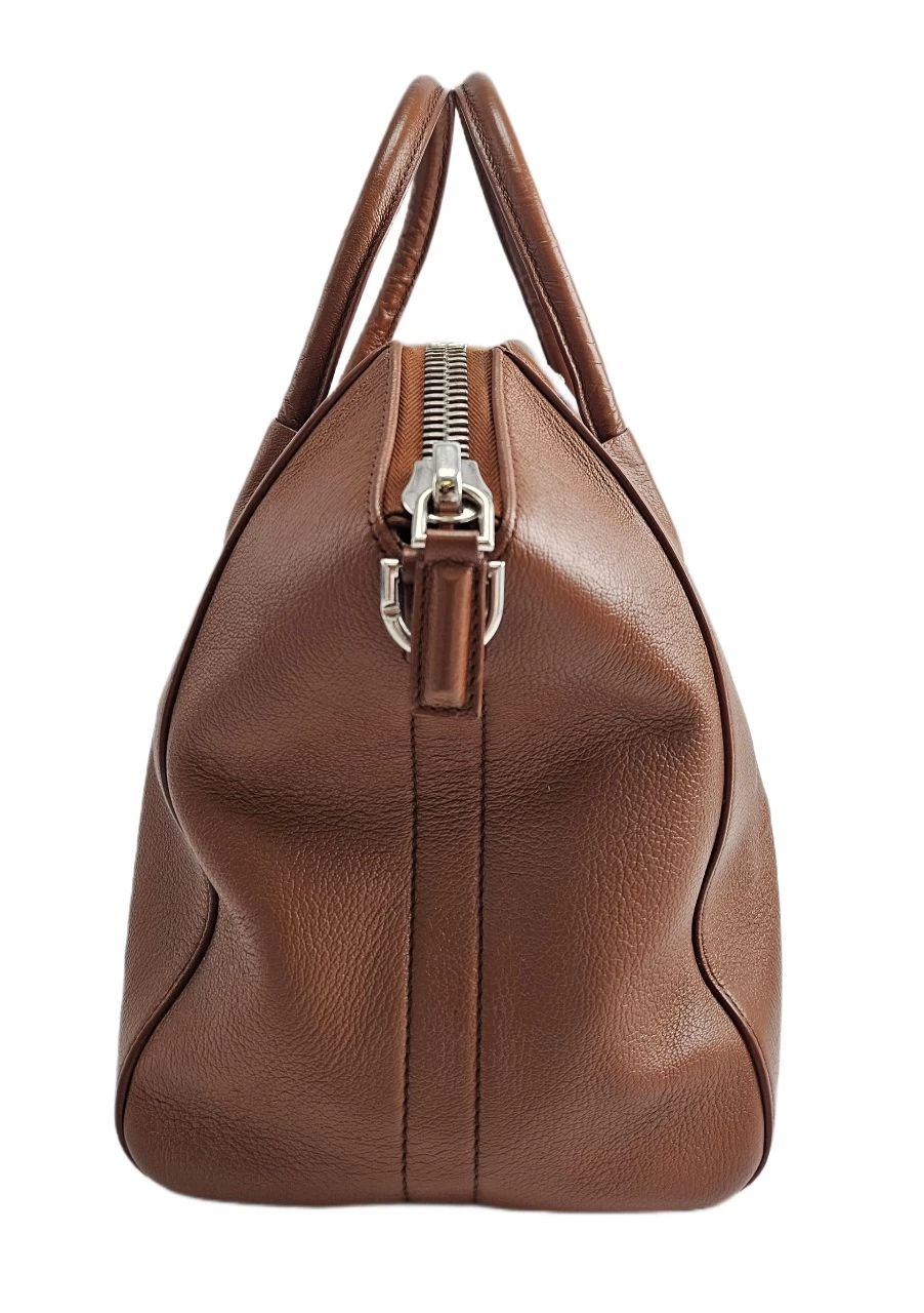     حقيبة أنتيجونا الجلدية من جيفنشي 