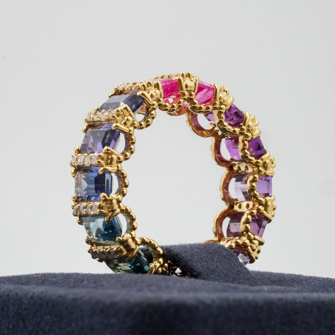     Yellow Gold Diamond Ring with Sapphire 