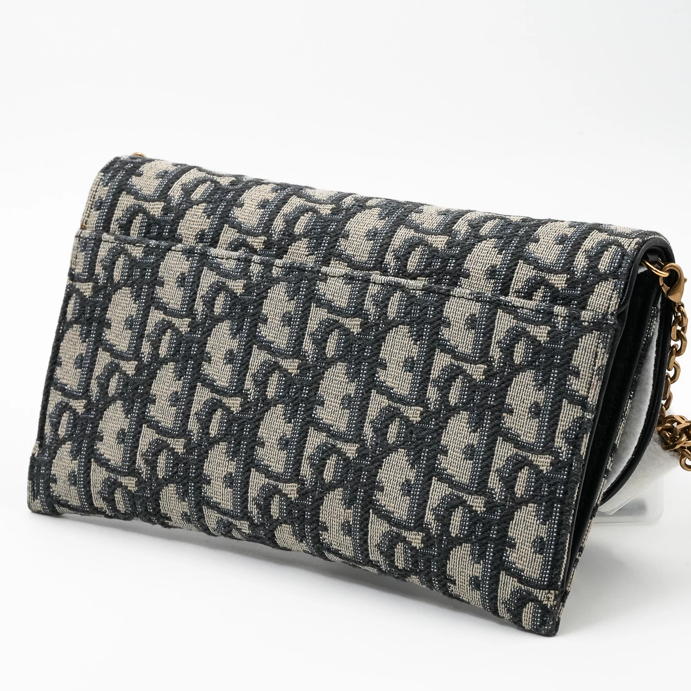     حقيبة ديور سادل بسلسلة من الجاكار الأزرق المائل 