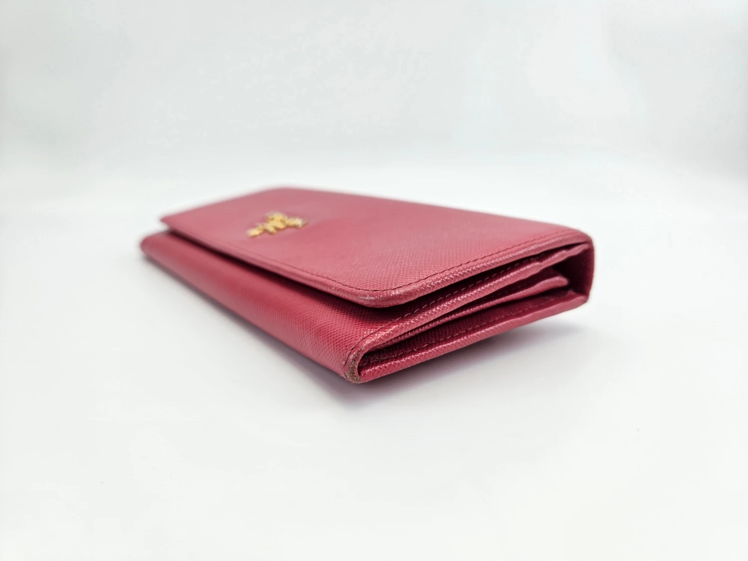     "محفظة كونتيننتال بشعار برادا " 