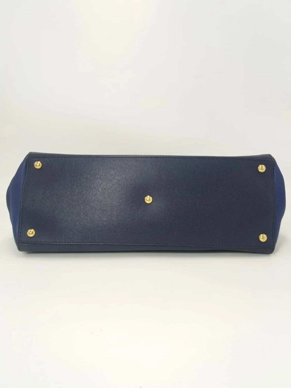     حقيبة فندي تو تون جلدية متوسطة الحجم 2جور 