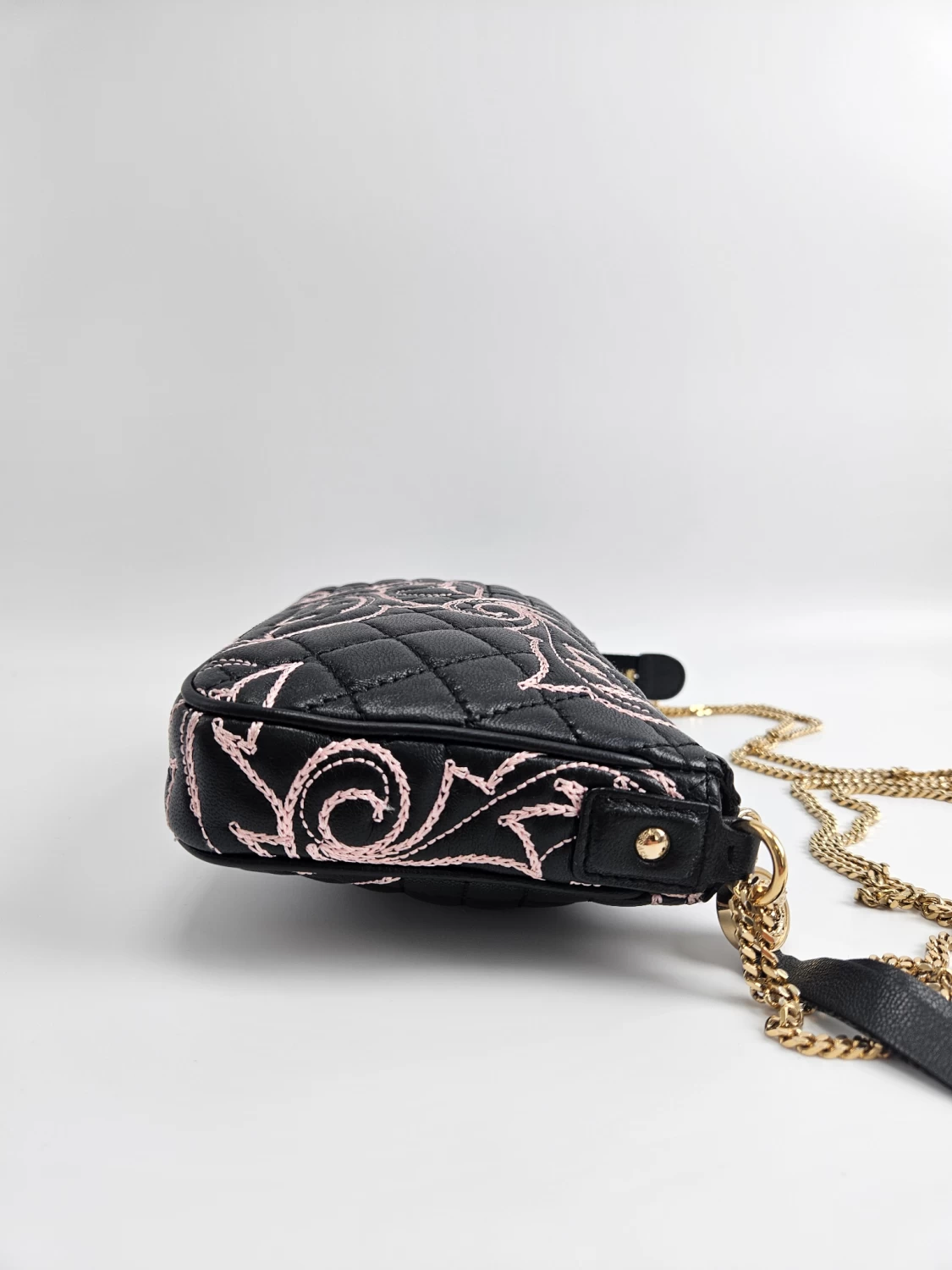     حقيبة فيرساتشي صغيرة من الجلد المبطن بسلسلة 