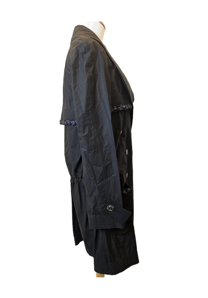     معطف ترنش شانيل أسود من القطن والبولي يوريثين بأزرار CC 