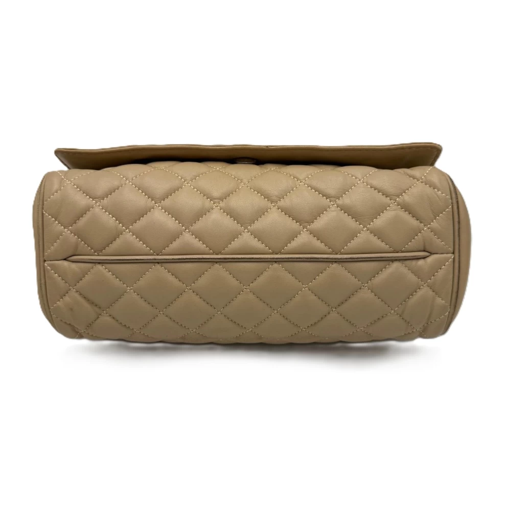     حقيبة كروس بودي من الجلد المبطن باللون الكريمي من كارولينا هيريرا 