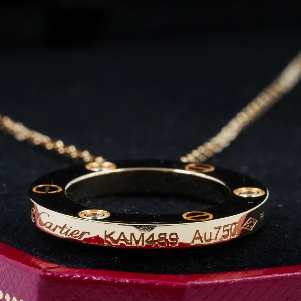     قلادة كارتييه لوف المرصعة بالألماس من الذهب 