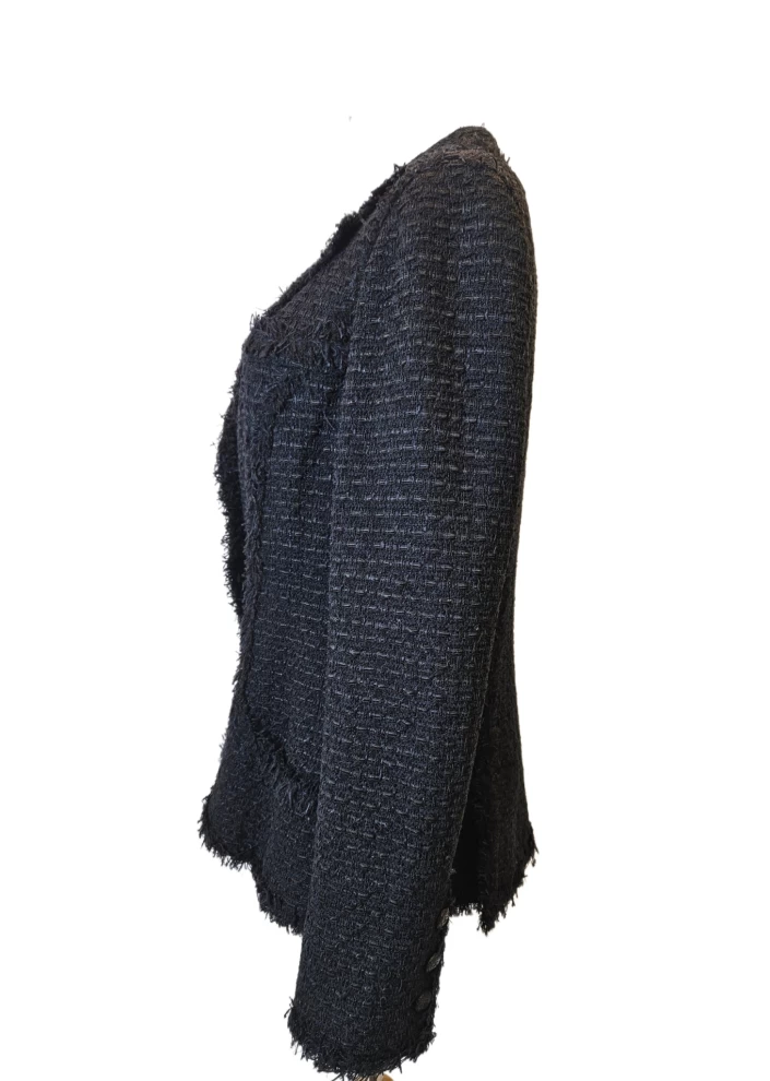     سترة شانيل تويد سوداء مزينة بالشراريب 