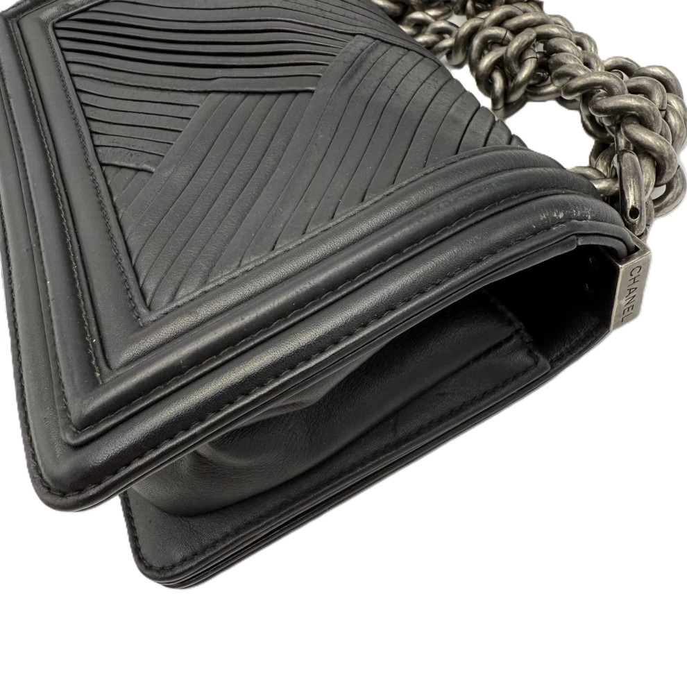     حقيبة كتف شانيل صغيرة من جلد الحمل، سوداء اللون، قابلة للطي، بتصميم مطوي 