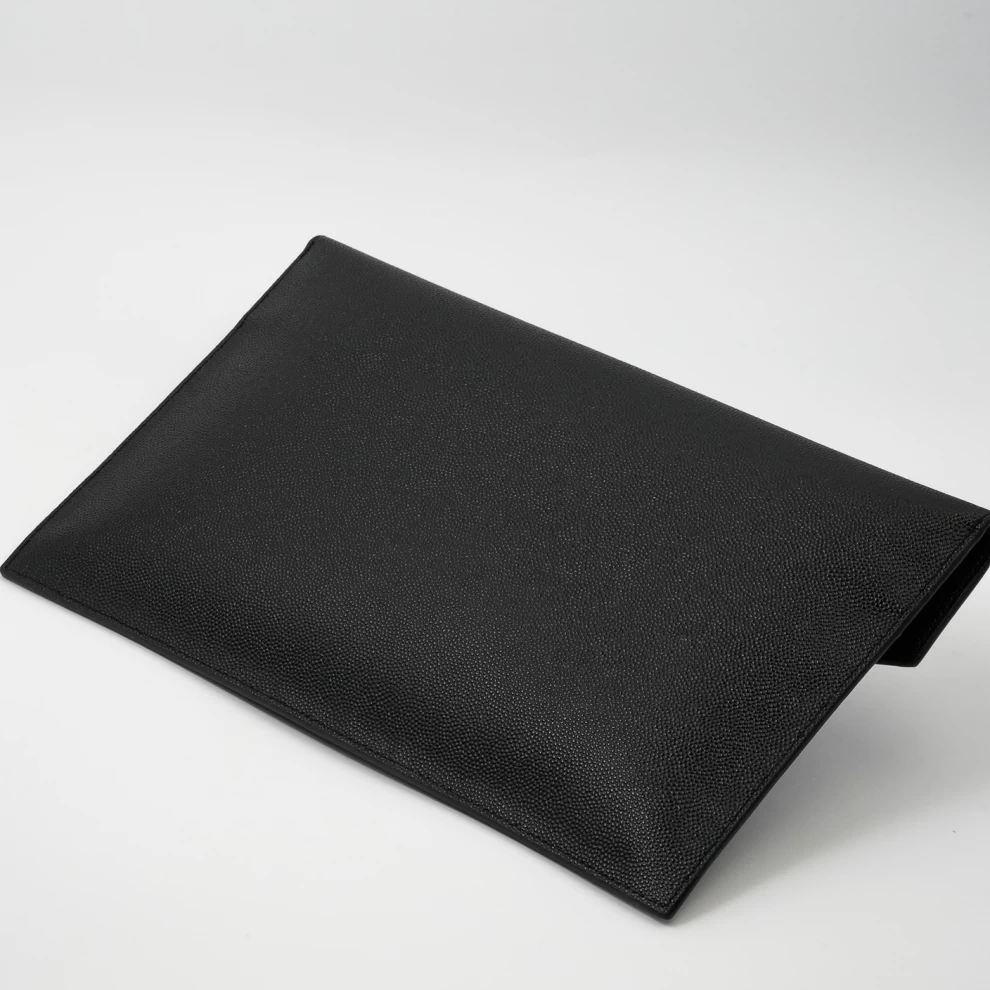     حقيبة كلاتش سان لوران كاساندر على شكل ظرف باللون الأسود من Grain de Poudre 