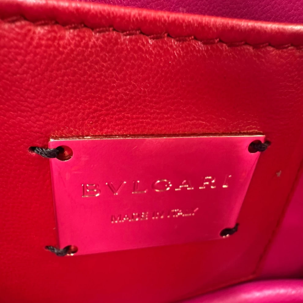     حقيبة كتف بولغاري ميكرو سيربنتي فورإيفر جلد مبطنة باللون الأحمر 