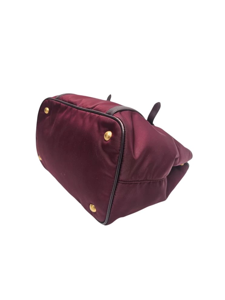     حقيبة برادا نايلون تيسوتو الناعمة من جلد العجل جراناتو 