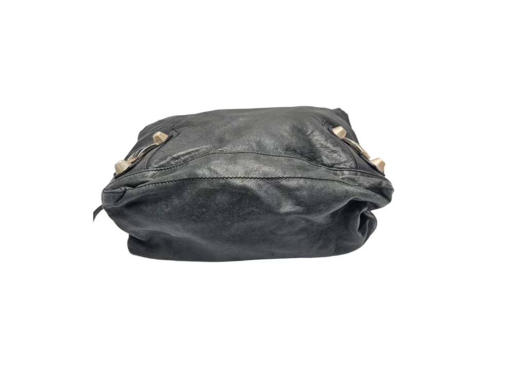     حقيبة بالنسياغا اليومية العملاقة من جلد الحمل الأسود 