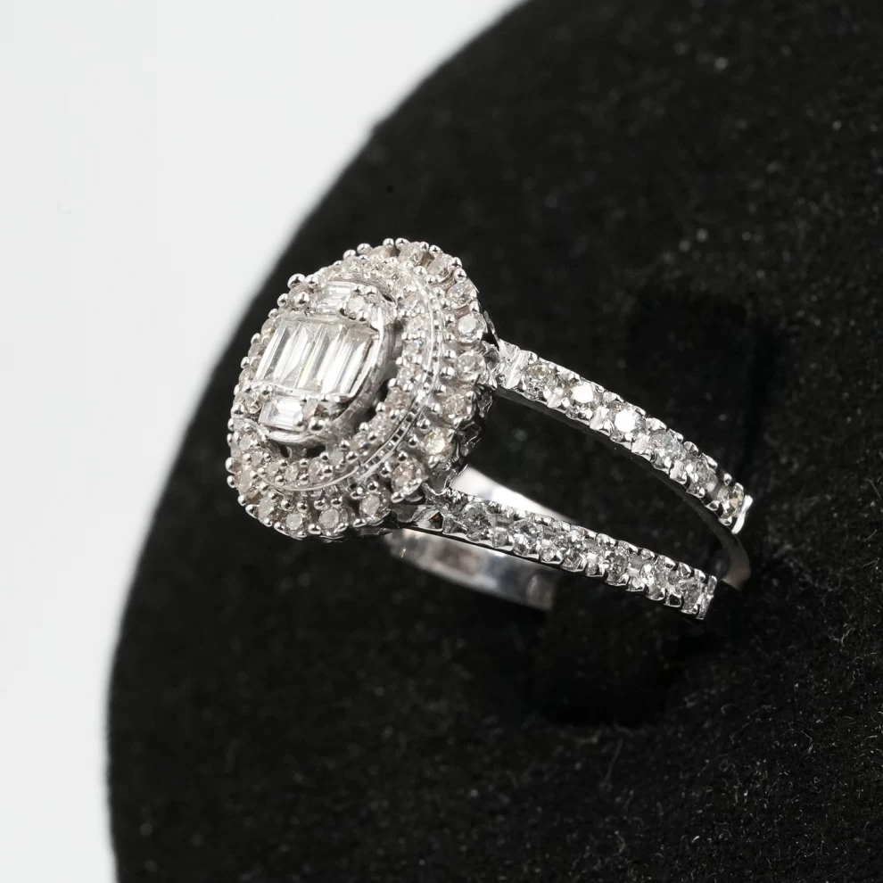 Women's Diamond Ring