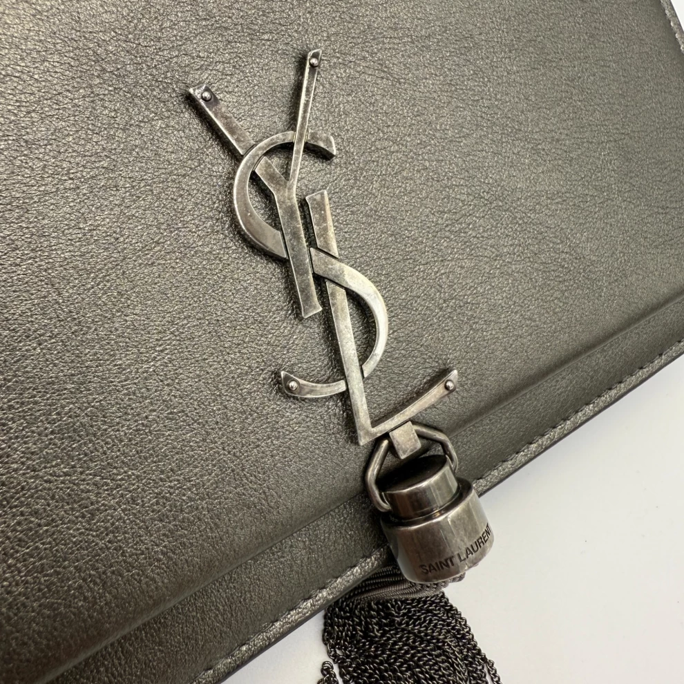     محفظة كيت من سان لوران بتصميم شرابة وسلسلة 