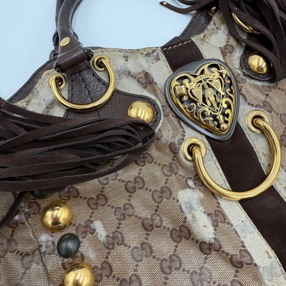     حقيبة توت بابوسكا من غوتشي بلون البيج الأبنوسي ونقشة الكريستال على شكل قلب 