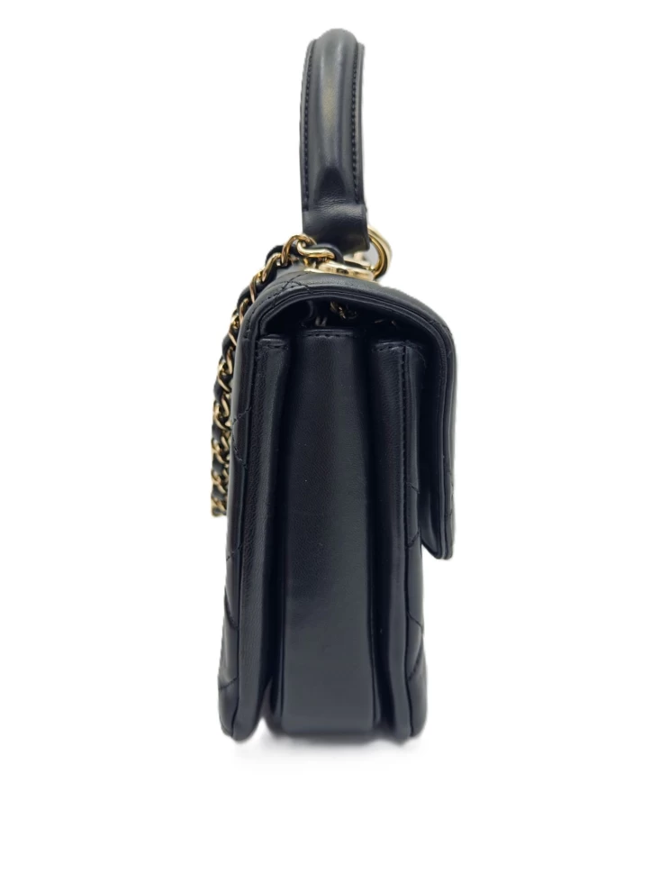     حقيبة شانيل صغيرة عصرية من الجلد المبطن باللون الأسود مع مقبض علوي قابل للطي وشعار CC 