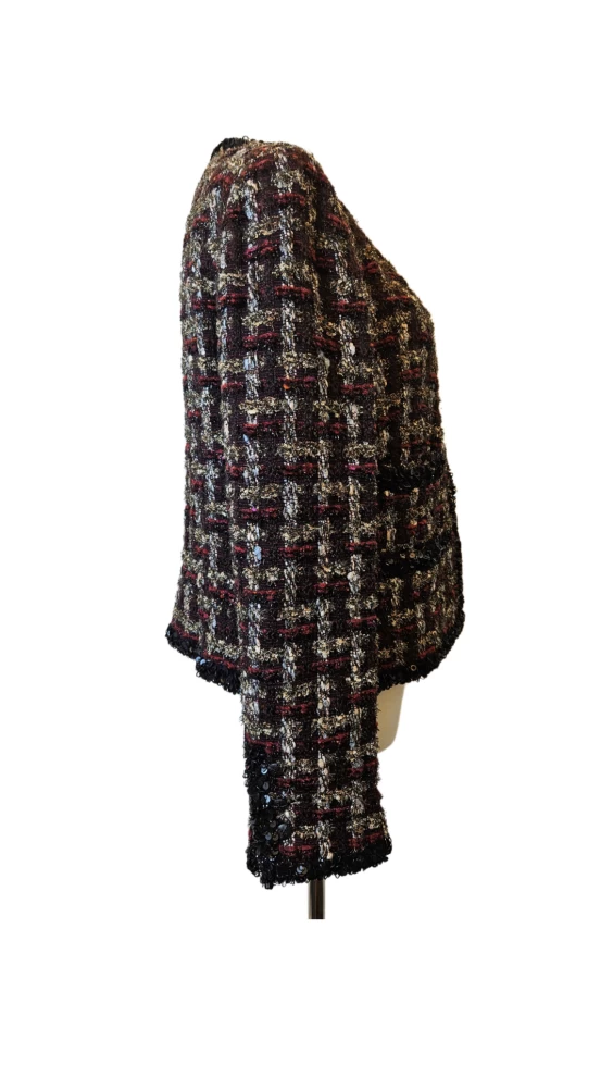     جاكيت شانيل خريف ٢٠٠٢ قصير من التويد مع حواف لامعة من الترتر، مقاس ٤٤ 