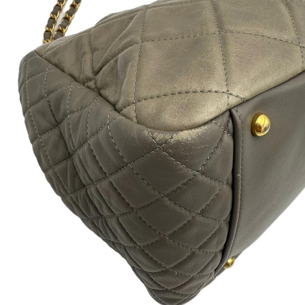     حقيبة كتف شانيل رمادية من الجلد الأكورديون مع إعادة إصدار 