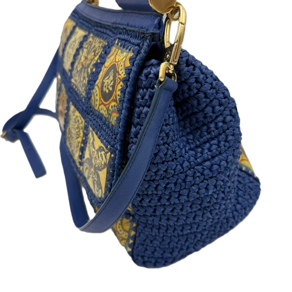     حقيبة دولتشي آند غابانا ميس سيسيلي كبيرة الحجم مصنوعة من جلد الرافي الأزرق ومقبض علوي من بلاط الماجوليكا 