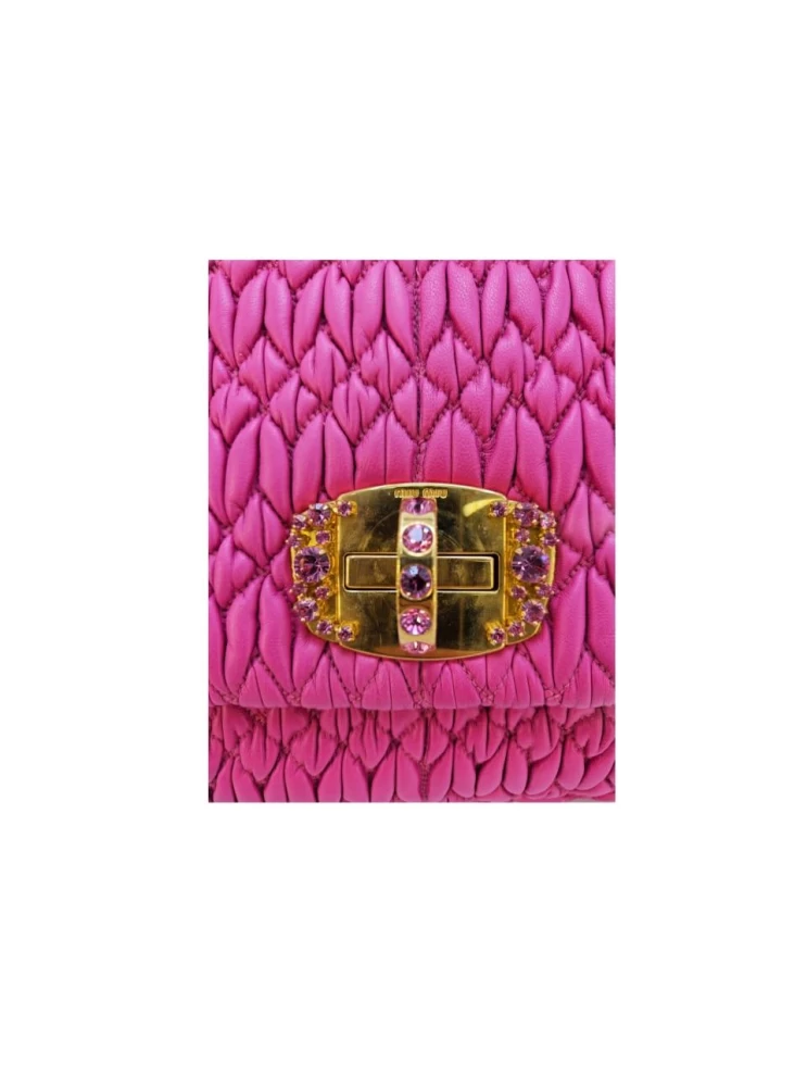     حقيبة كتف جلدية ميو ميو وردية اللون 