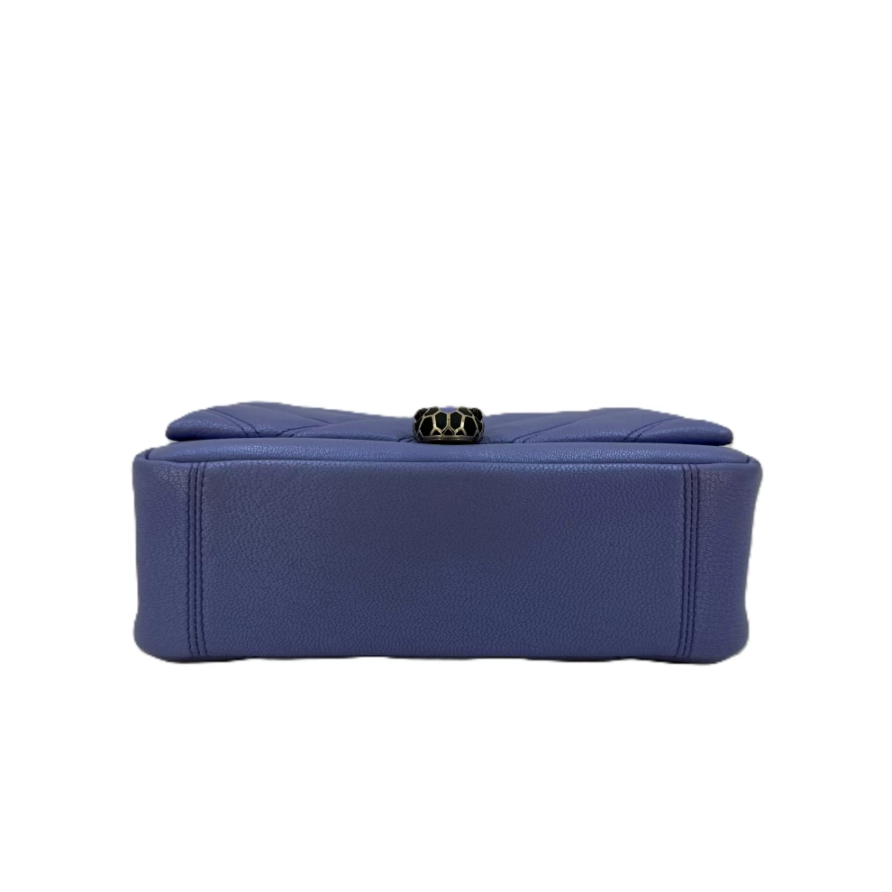     حقيبة كتف سيربنتي كابوشون متوسطة الحجم من بولغاري، مصنوعة من الجلد المبطن 